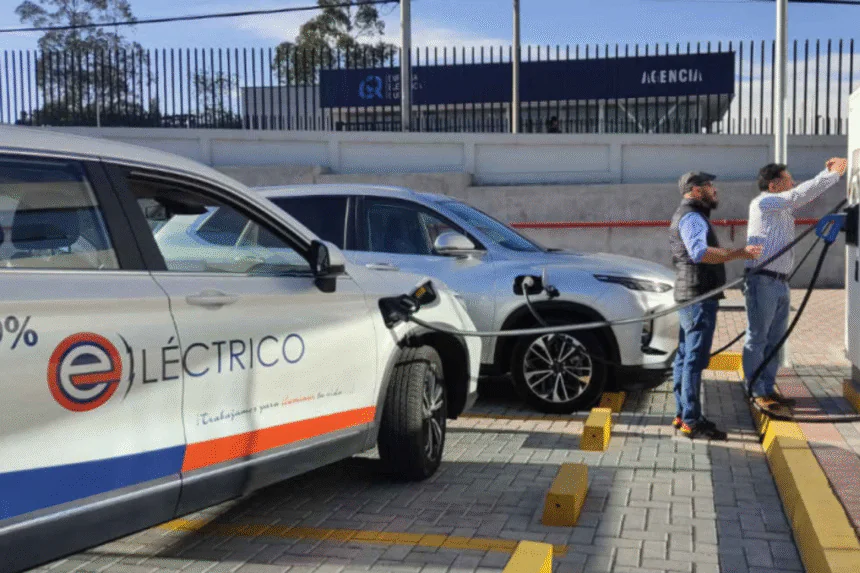 Modelo híbrido en concesionario de autos eléctricos en Quito, Ecuador