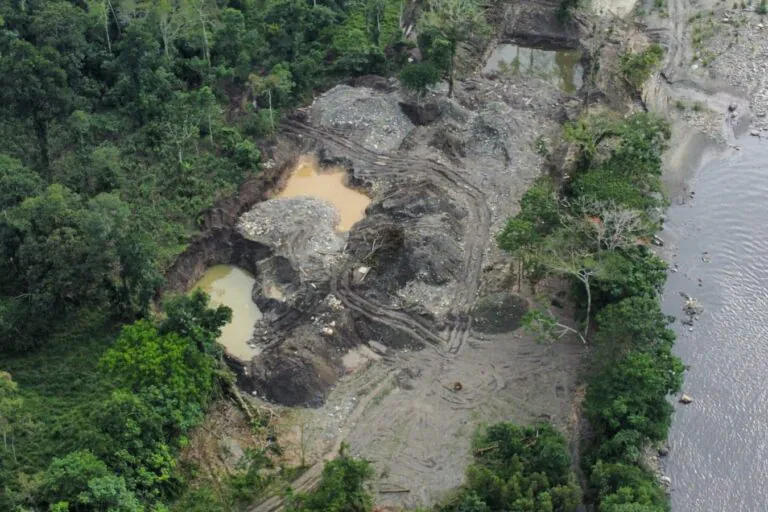 Vista satelital de áreas deforestadas por minería ilegal en la provincia de Napo, Ecuador