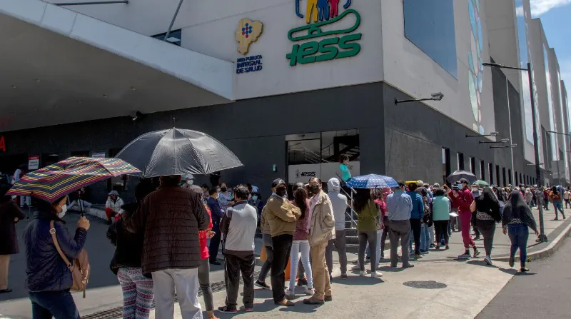 Pacientes del IESS esperan atención