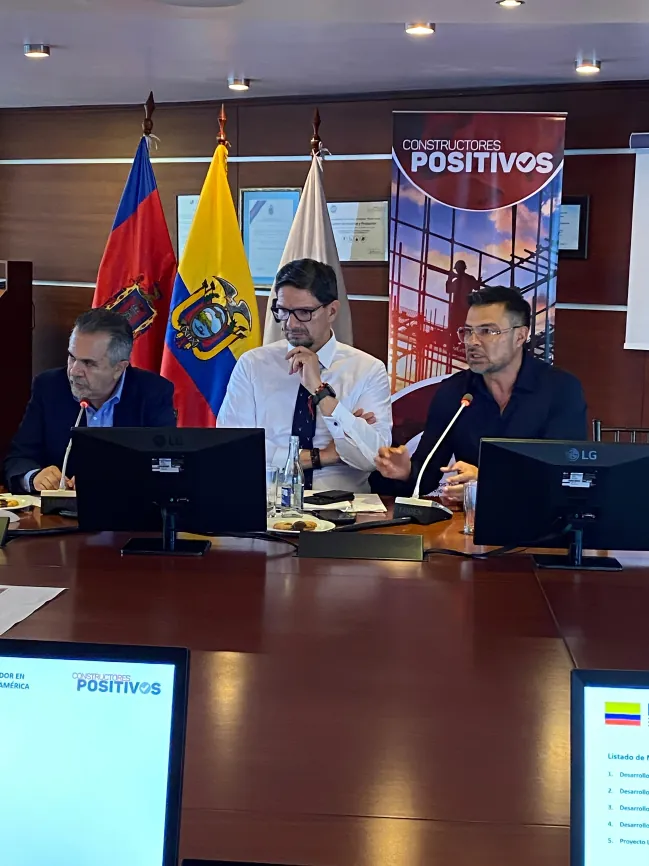 Representantes del sector inmobiliario de Quito se reunieron con el embajador en EE.UU. para atraer inversiones y proyectar megaproyectos.