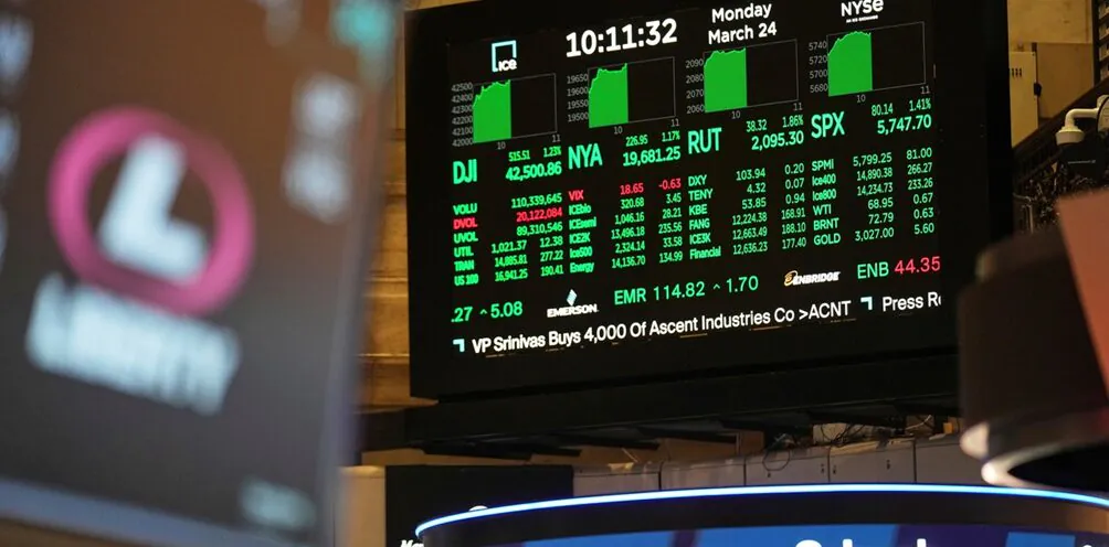 acciones y el dólar caen