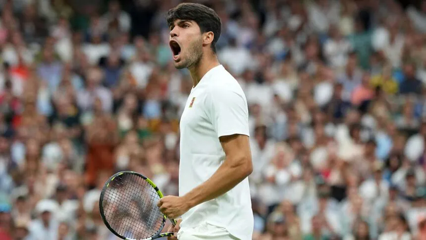 Carlos Alcaraz celebra tras ganar su partido de octavos en Wimbledon 2025