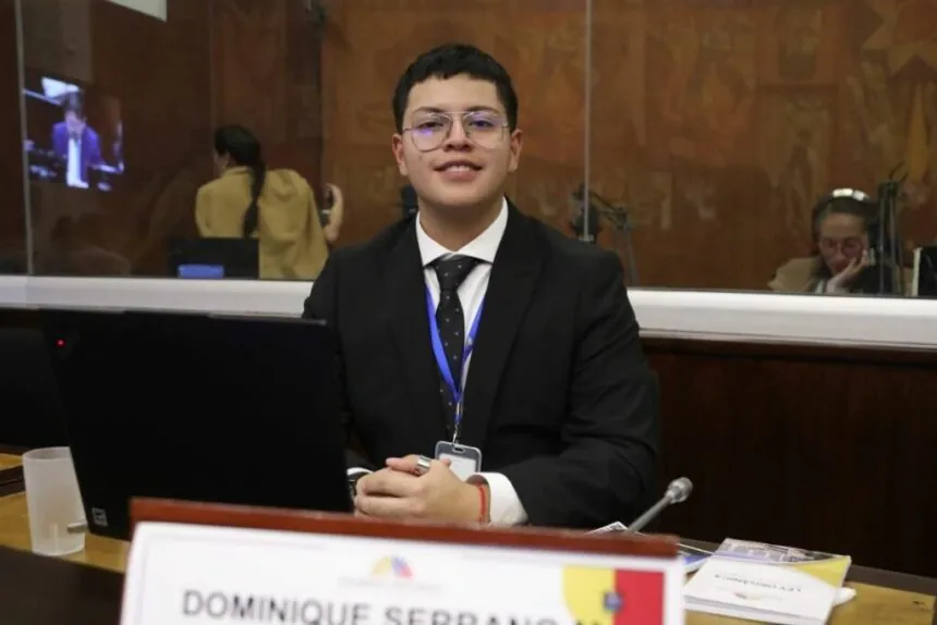 Dominique Serrano en sesión legislativa en la Asamblea Nacional del Ecuador