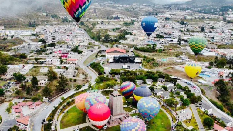 Globos aerostáticos decorando el cielo de Quito durante el Festival Internacional del Globo 2025