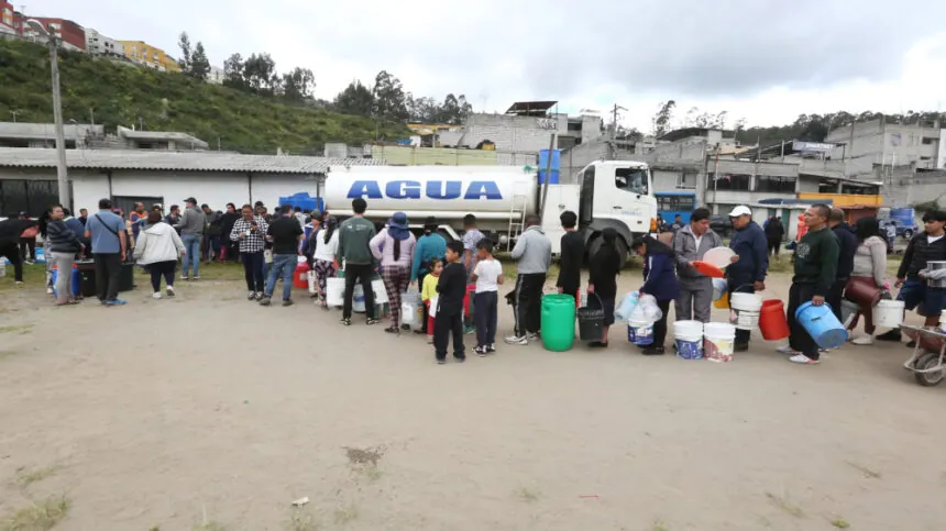 Ministerio de Ambiente entrega agua en barrios del sur de Quito afectados por desabastecimiento, tras críticas del Alcalde Pabel Muñoz.