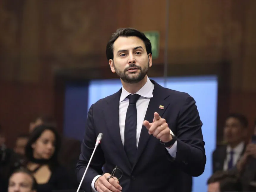 El respaldo de Olsen a Jhajaira Urresta surge tras ataques en redes. El ministro condenó la violencia simbólica y pidió respeto.