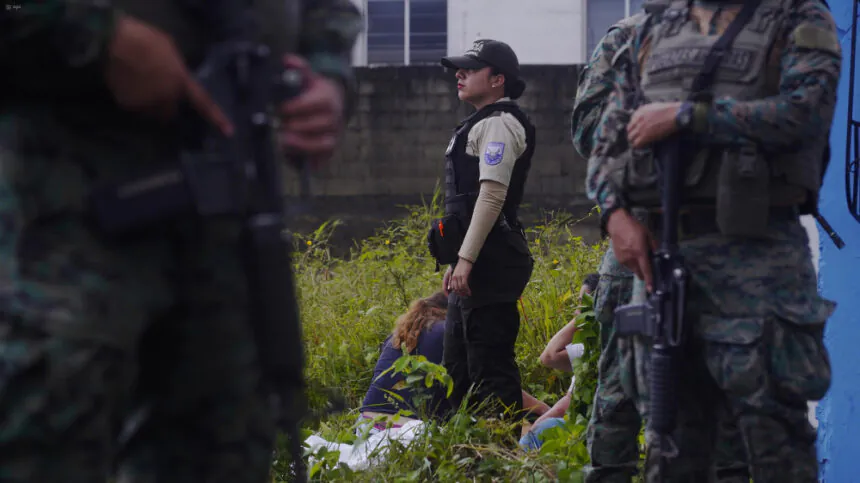 La reducción de homicidios en Ecuador alcanzó el 15 % en 2024. La Policía reporta menos crímenes, más capturas y miles de operativos.