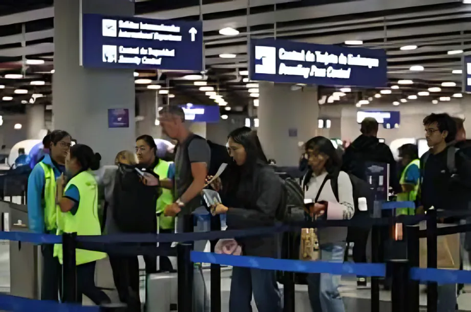 Una mujer ecuatoriana fallece en la zona de embarque del aeropuerto Jorge Chávez en Lima. Autoridades investigan la causa del deceso.