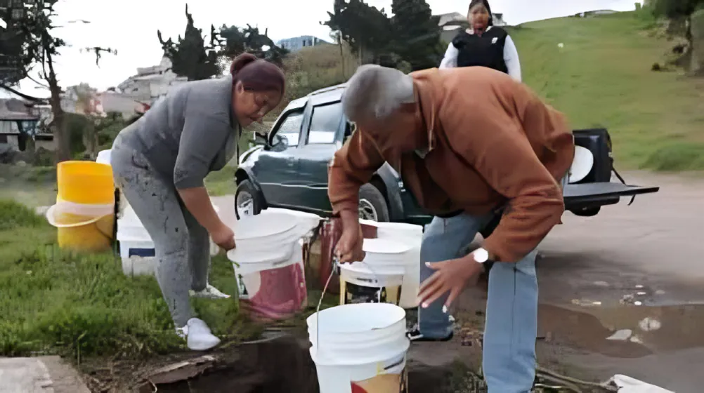 Ministerio de Ambiente entrega agua en barrios del sur de Quito afectados por desabastecimiento, tras críticas del Alcalde Pabel Muñoz.