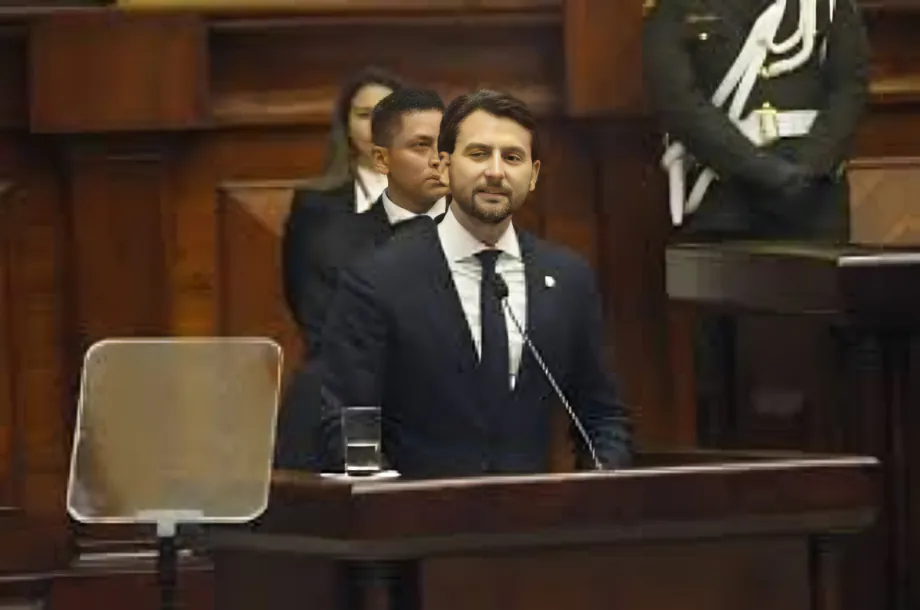 El respaldo de Olsen a Jhajaira Urresta surge tras ataques en redes. El ministro condenó la violencia simbólica y pidió respeto.