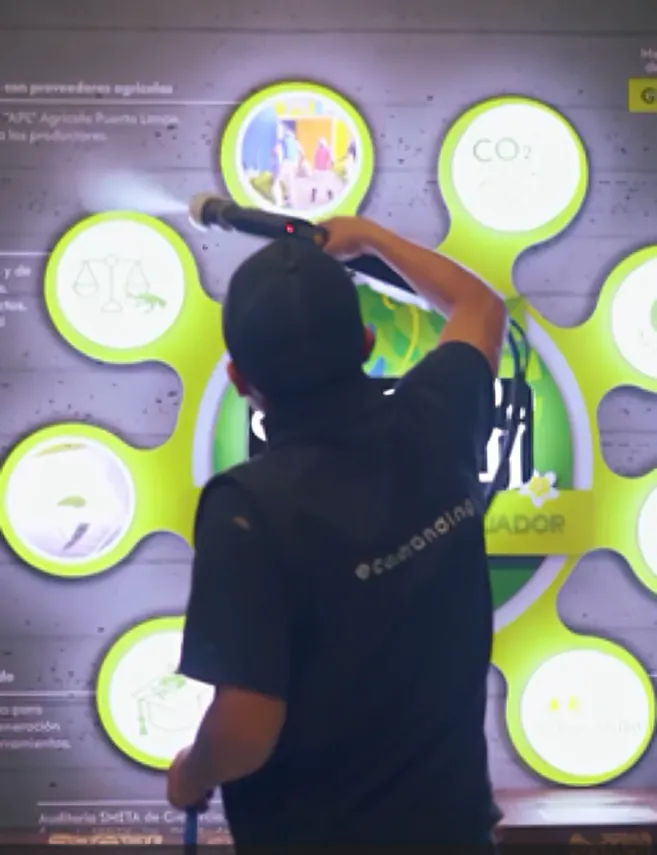 Arpay apuesta por la publicidad sostenible en Ecuador con materiales biodegradables y tecnologías que purifican el aire, alineándose.