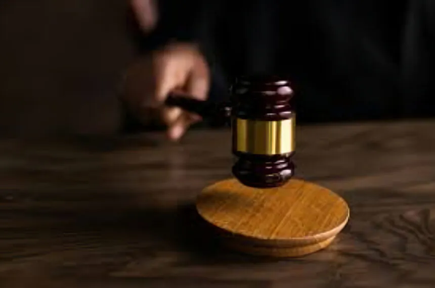Descubre cómo actuar ante demandas por deudas en Ecuador. Conoce sus consecuencias legales, errores comunes y consejos para proteger.