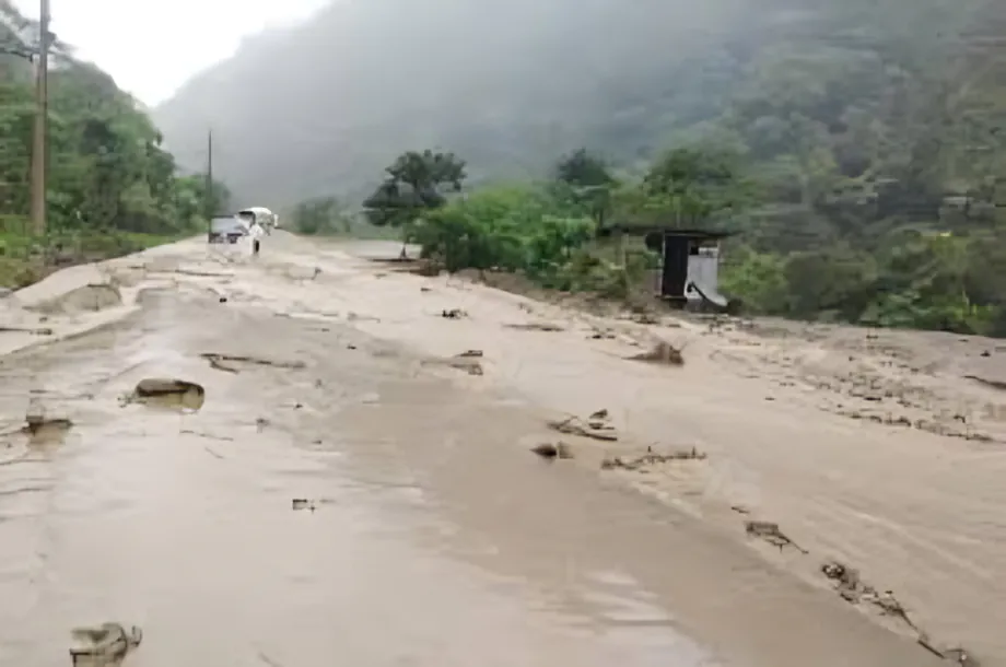 La vía Papallacta cerrada este 22 de julio por deslizamiento de tierra en el kilómetro 39. MTOP realiza trabajos de limpieza.