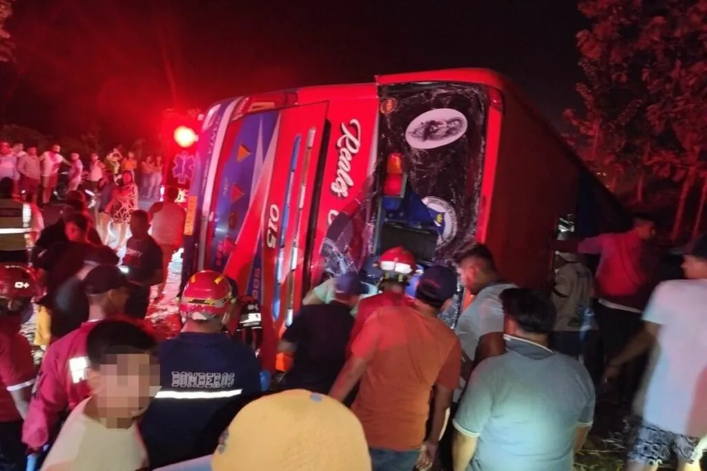 Unidades de emergencia atienden siniestro de tránsito en El Empalme con heridos tras volcamiento de bus interprovincial.