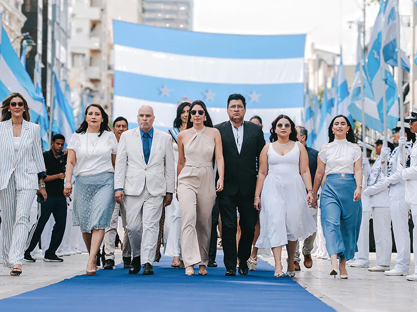Desfile cívico comunitario en Guayaquil por los 490 años de fundación
