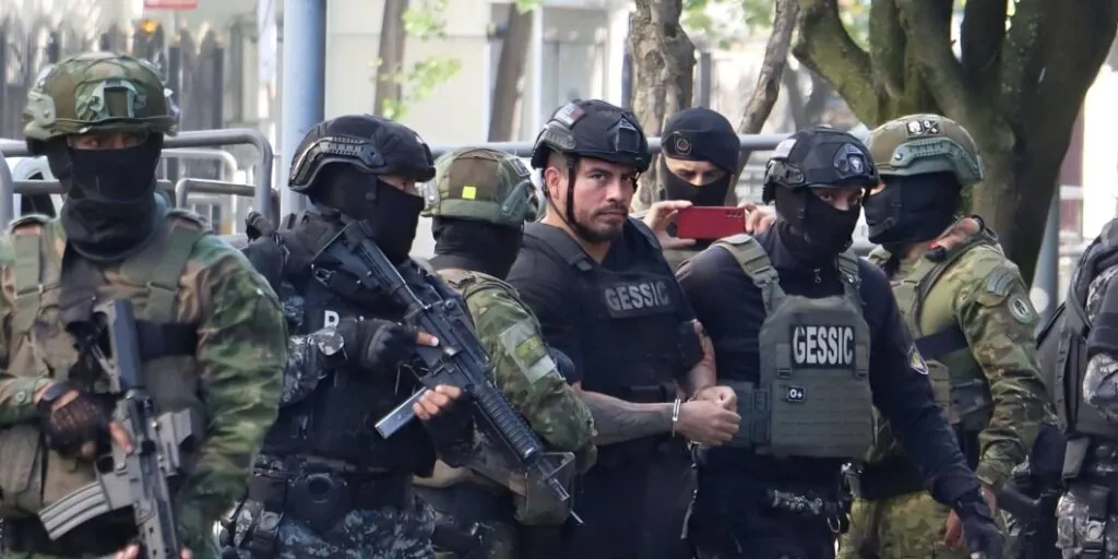 Daniel Salcedo cooperación eficaz llega escoltado a Fiscalía General del Estado con chaleco antibalas y casco protector