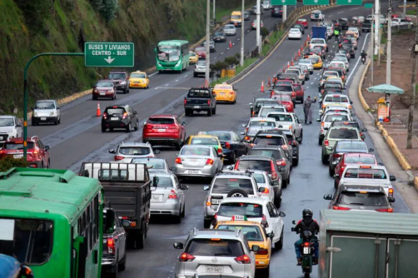 Volqueta volcada causa congestión en autopista General Rumiñahui, Quito