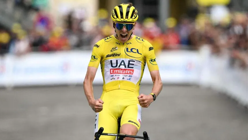Tadej Pogacar celebra tras ganar la Etapa 7 del Tour de Francia 2025 en Mûr-de-Bretagne